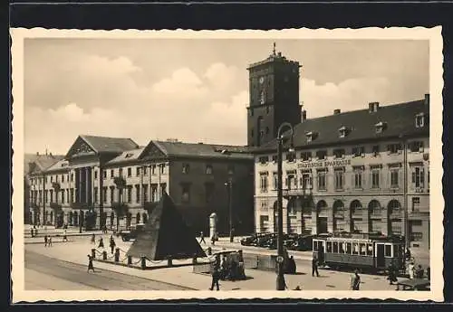 AK Karlsruhe,  Platz mit Strassenbahn und Pyramide