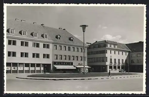 AK Knittelfeld, Kapuzinerplatz mit Volkshaus und Humanic-Geschäft