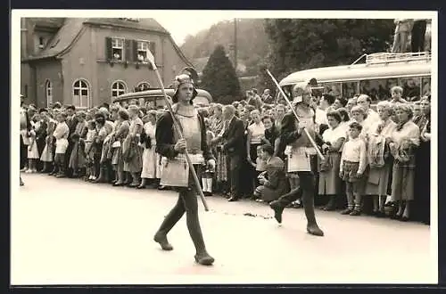 Foto-AK Stockach, 700-Jahrfeier, zwei Ritter der Parade