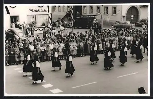 Foto-AK Stockach, 700-Jahrfeier, Mädchen in Trachtenkleidern vor der Milchstube