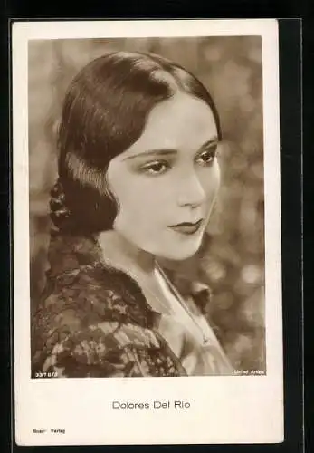 AK Schauspielerin Dolores Del Rio im Spitzenjäckchen