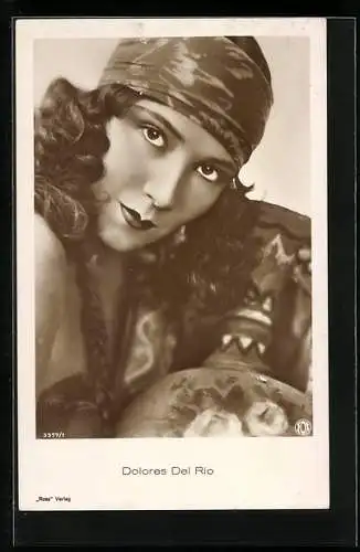 AK Schauspielerin Dolores Del Rio mit Kopftuch im Portrait