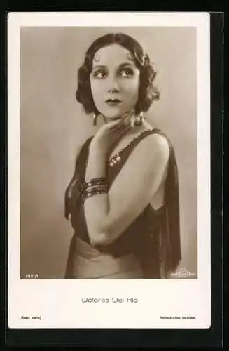 AK Schauspielerin Dolores Del Rio mit Armreifen