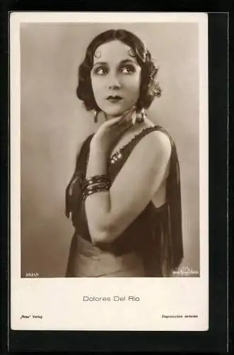 AK Schauspielerin Dolores Del Rio mit Armreifen