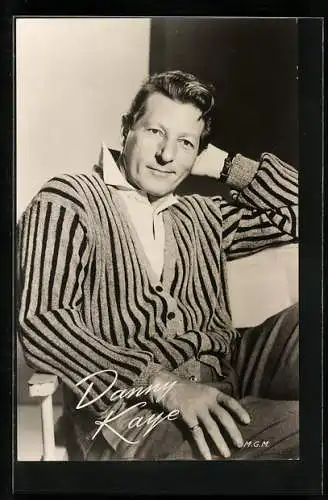 AK Schauspieler Danny Kaye in einer gestreiften Strickjacke