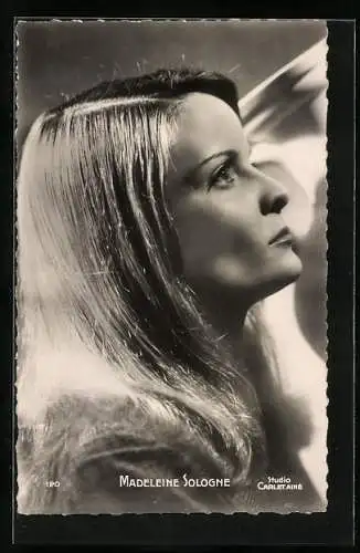 AK Schauspielerin Madeleine Sologne mit langen Haaren und ernsten Blick porträtiert