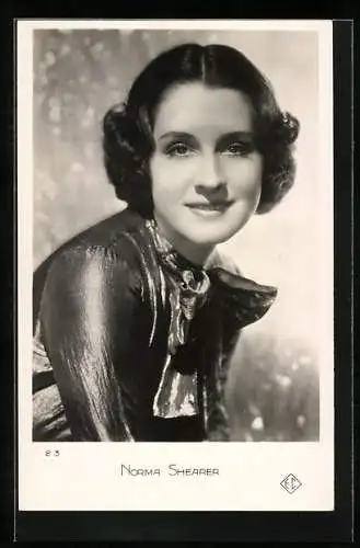 AK Schauspielerin Norma Shearer im glänzenden Oberteil