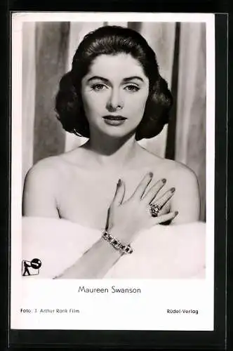 AK Schauspielerin Maureen Swanson mit Ring und Armband