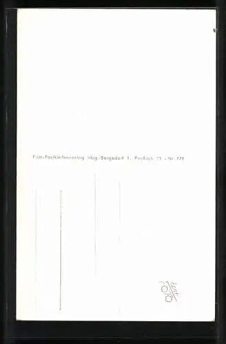 AK Schauspielerin Alida Valli lächelnd mit Geschenk porträtiert