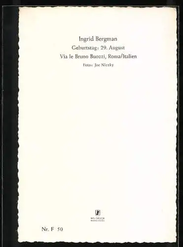 AK Schauspielerin Ingrid Bergman lächelnd den Kopf auf die Hände gestützt