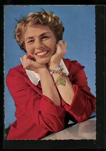 AK Schauspielerin Ingrid Bergman lächelnd den Kopf auf die Hände gestützt