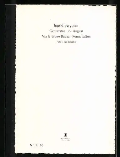 AK Schauspielerin Ingrid Bergman lächelnd den Kopf auf die Hände gestützt