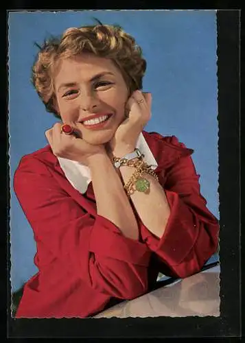AK Schauspielerin Ingrid Bergman lächelnd den Kopf auf die Hände gestützt