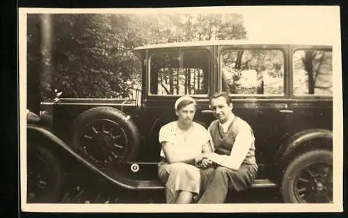 Fotografie Auto Chrysler, Paar auf Trittbrett sitzend