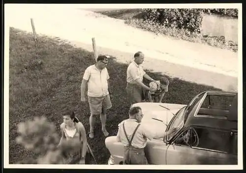 Fotografie Auto Ford Taunus Weltkugel, PKW mit beschädigter Frontscheibe