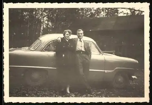 Fotografie Hauke, Kirchheimbolanden, Auto Ford Taunus, Paar lehnt am PKW