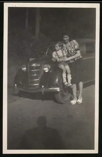 Fotografie Auto Opel Olympia, Mutter mit Sohn nebst PKW