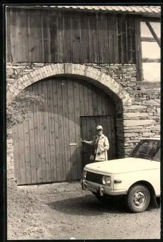 Fotografie unbekannter Fotograf, Ansicht Wellsdorf, Auto Wartburg 353 vor einem Hoftor