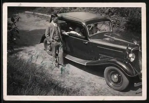 Fotografie Auto Wanderer, zwei Männer unterhalten sich