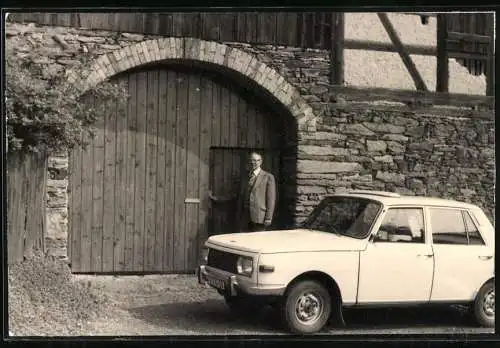 Fotografie unbekannter Fotograf, Ansicht Wellsdorf, Auto Wartburg 353 vor einem Hoftor