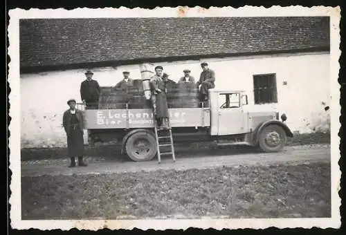 Fotografie Weinlese, Männer füllen Fässer auf einem Lastwagen mit Trauben