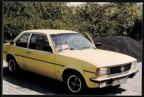 Fotografie Auto Opel, Coupe mit Kennzeichen Wiesbaden