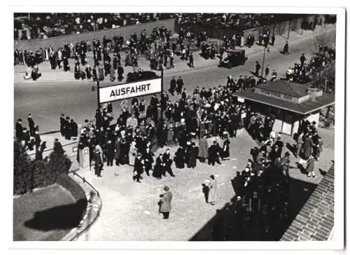 Fotografie Ansicht Berlin-Tempelhof, Besucher des Flugtag 1935 am Eingang Ost zum Flughafen Tempelhof, Columbiadamm