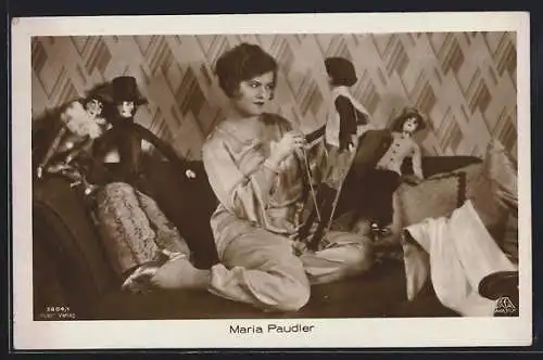 AK Schauspielerin Maria Paudler mit Puppen auf einem Sofa