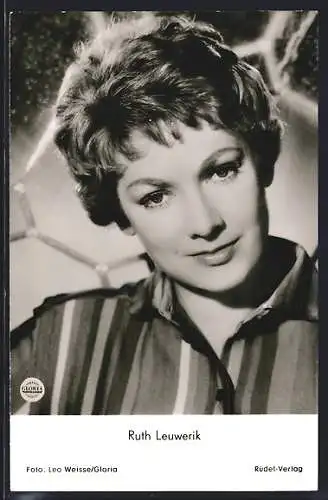 AK Schauspielerin Ruth Leuwerik mit einem leichten Lächeln