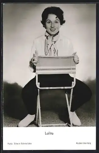 AK Musikerin Lolita auf einem Klappstuhl