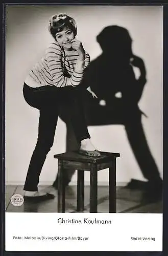 AK Schauspielerin Christine Kaufmann auf Hocker stehend porträtiert