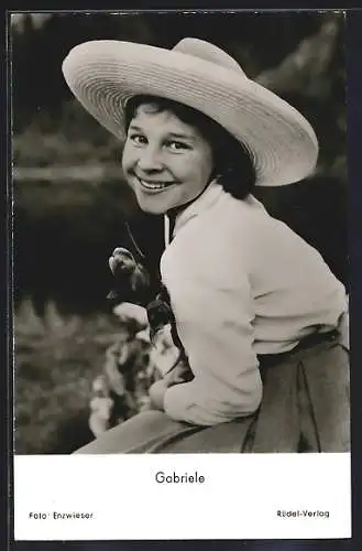 AK Schauspielerin Gabriele im Sonnenhut mit Tulpenstrauss