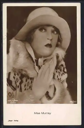 AK Schauspielerin Mae Murray schaut seitlich