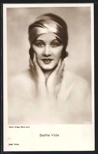 AK Schauspielerin Steffie Vida in Mode der 1920er Jahre mit freundlichem Lächeln
