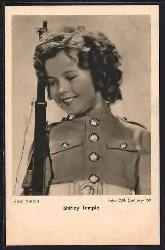 AK Schauspielerin Shirley Temple in Uniform mit Gewehr posierend