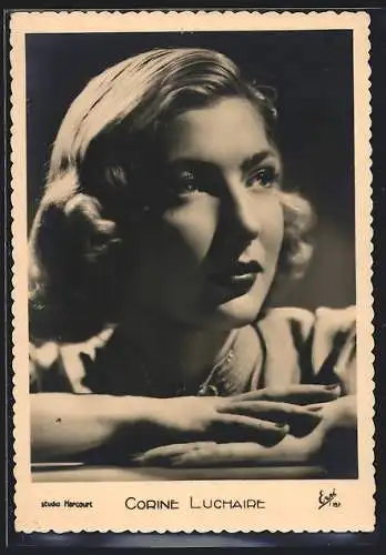 AK Schauspielerin Corine Luchaire in dramatischem Licht