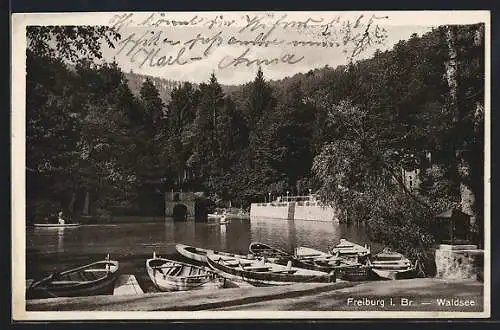 AK Freiburg i. Br., Ruderboote am Ufer des Waldsees