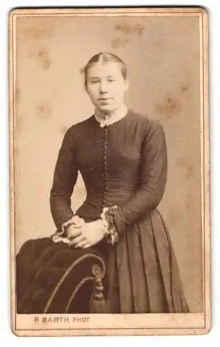 Fotografie P. Barth, Elberfeld, Herzogstrasse 4, Junge Dame im schwarzen Kleid