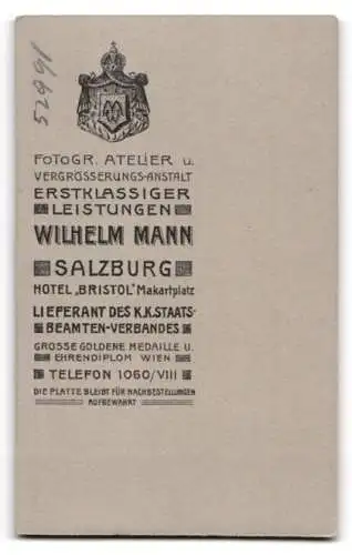 Fotografie Wilhelm Mann, Salzburg, Makartplatz, Junger Herr an einem Stuhl stehend