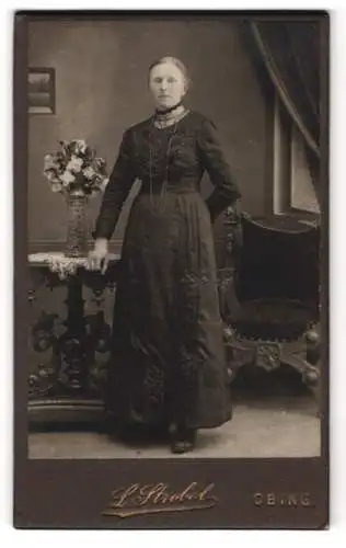 Fotografie L. Strobel, Obing, Dame im schwarzen Kleid