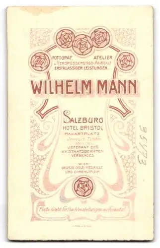 Fotografie Wilhelm Mann, Salzburg, Makartplatz, Junge Dame mit Zeitschrift