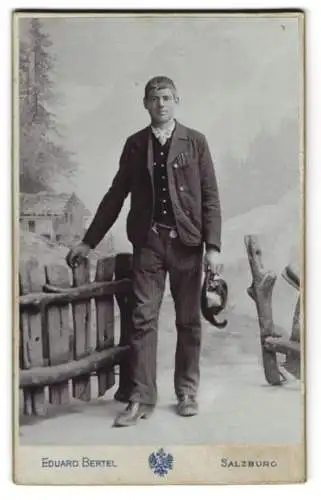 Fotografie Eduard Bertel, Salzburg, Franz Josefs Quai, Junger Herr mit Hut in der Hand