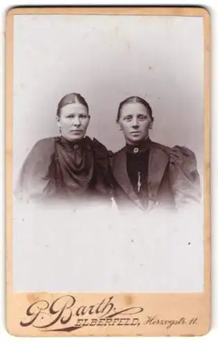 Fotografie P. Barth, Elberfeld, Herzogstrasse 11, Bürgerliche Damen in schwarzen Kleidern