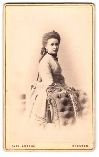 Fotografie Carl Arazim, Dresden, Amalienstrasse 23, Elegante Dame in tailliertem Kleid