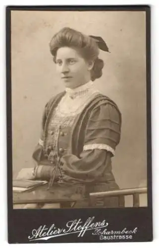 Fotografie Atelier Steffens, Scharmbeck, Baustrasse, Elegante Dame mit Schleife im Haar