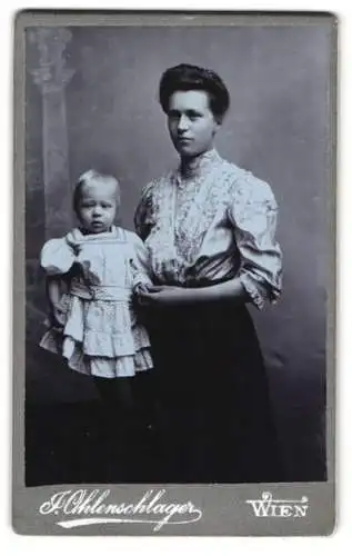 Fotografie J. Ohlenschlager, Wien, Vierthalergasse 41, Mutter mit ihrem Kind an der Hand