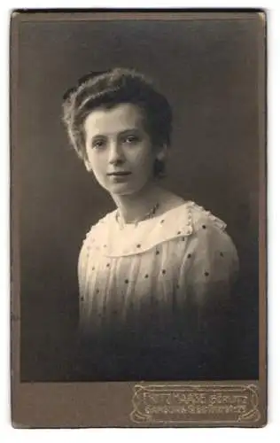 Fotografie Fritz Haase, Görlitz, Berlinerstr. 29, Junge Frau in gepunkteter Bluse mit Halskette