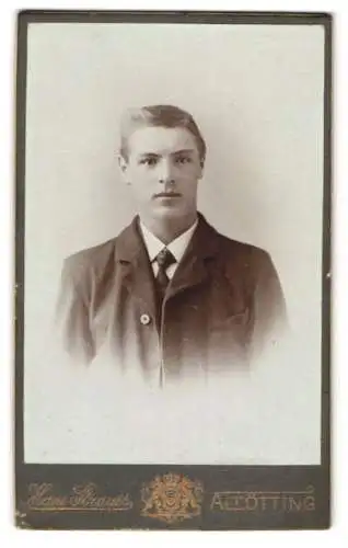Fotografie Hans Strauss, Altötting, Schlotthammerstr. 1, Junger Mann in Anzug und Krawatte im Portrait
