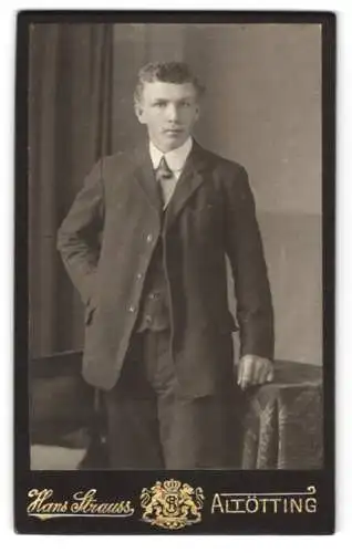 Fotografie Hans Strauss, Altötting, Schlotthammerstr. 1, Junger Mann im Anzug mit der Hand auf der Hüfte