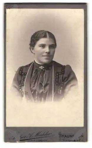 Fotografie Atelier Miehler, Traunstein, Königstrasse, Bürgerliche in hochgeschlossenem Kleid, Portrait